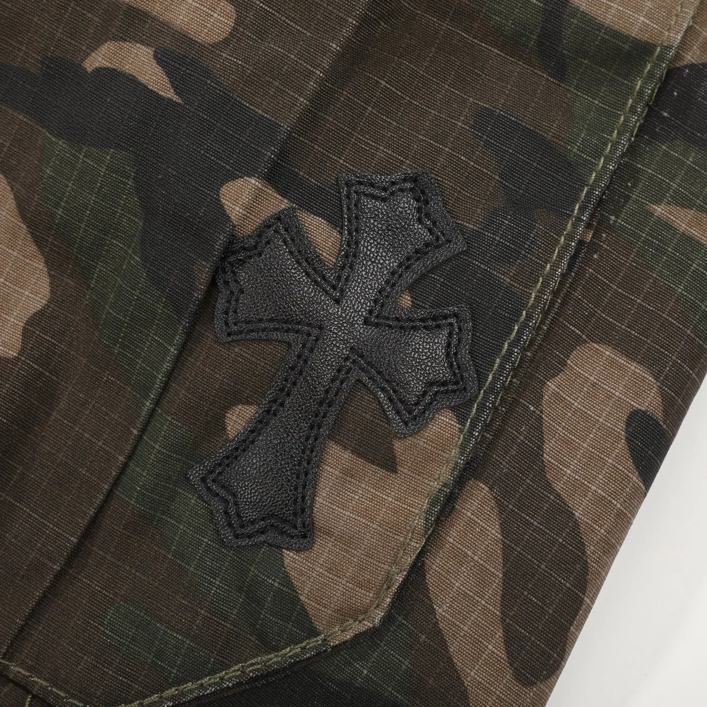 P280 Chrome HeartsCH camouflage logging pants straight-leg Sanskrit unisex overalls, W-level cabinet, patchwork cross pattern embellishment, high-waisted washed jeans! ! Absolutely high-end luxury products, 1.9W-level god-level single products, super popular products, built with top heavy industry, a magic weapon that cannot be missed. About Zangyin, this is an extremely luxurious fashion brand, which can also be called the aristocrats of the high street. It has always been an exclusive brand for some hipsters or the rich second generation. Compared with ordinary high streets, it is more luxurious and noble. Compared with luxury brands, it has a more fashionable personality and has always been a brand that I have a special liking for. Imported yarn is custom-woven into a high-density twill canvas, which ensures a crisp silhouette while also making the fabric very delicate to the touch. It follows the B01 classic silhouette, with a crisp and stylish upper body. The ready-made garments are stone-milled and fermented, so they can be matched with any style. Buttons and zippers are made of authentic YKK retro metal products. Double-layer canvas on the front knees has perfect details. All hardware is customized. Color: Camouflage Size: 28/30/32/34/36 Waist: 74/79/84/89/94 Sitting: 104/109/114/119 Pants length: 101/102/104/106/108